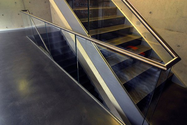 Treppe und Boden Gießbeton