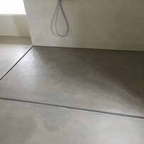 Nasszelle mit integriertem Ablauf