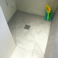 Nasszelle mit Abguss